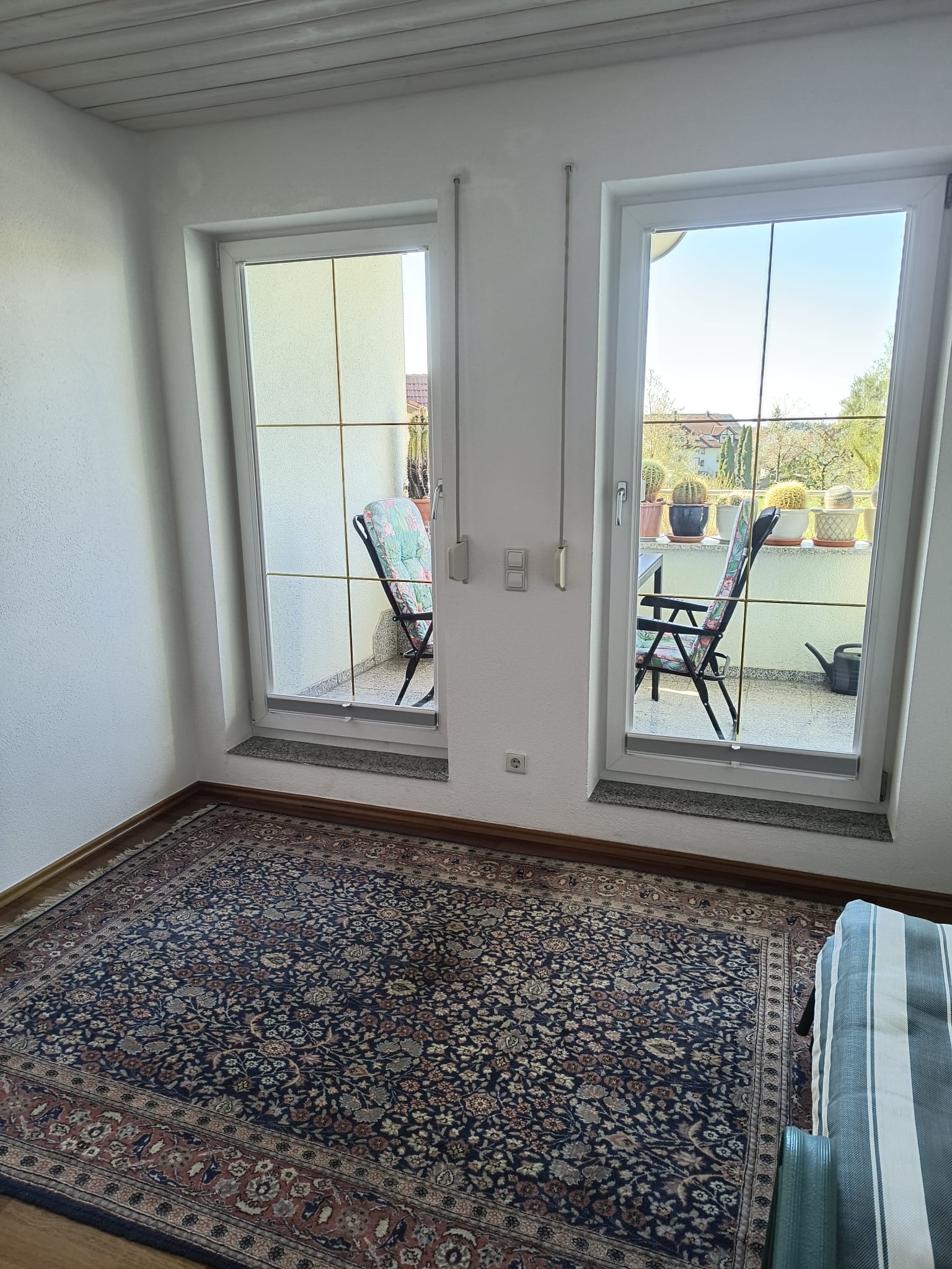 Überdachte Loggia mit Sitzmöglichkeiten, Blick ins Grüne, wettergeschützter Außenbereich, kombinierbar mit Loggiazimmer