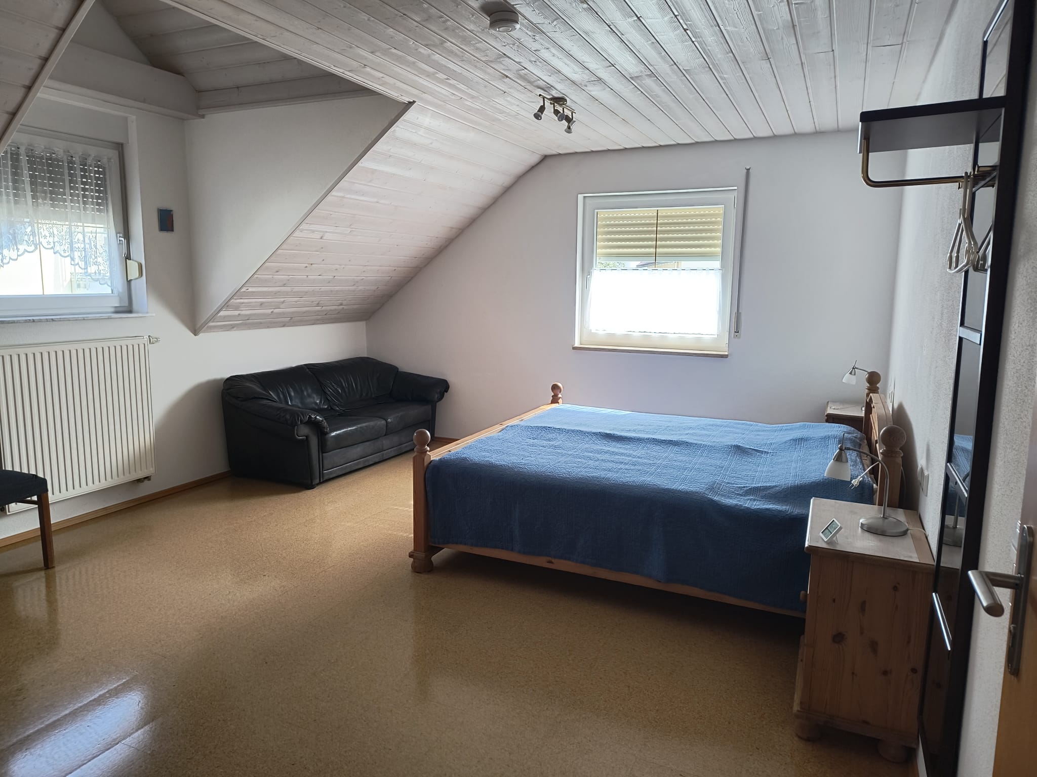Schlafzimmer 1 – großes, helles Zimmer mit Doppelbett, Sofa, Fenster und Tageslicht, Steckdosen, abschließbar