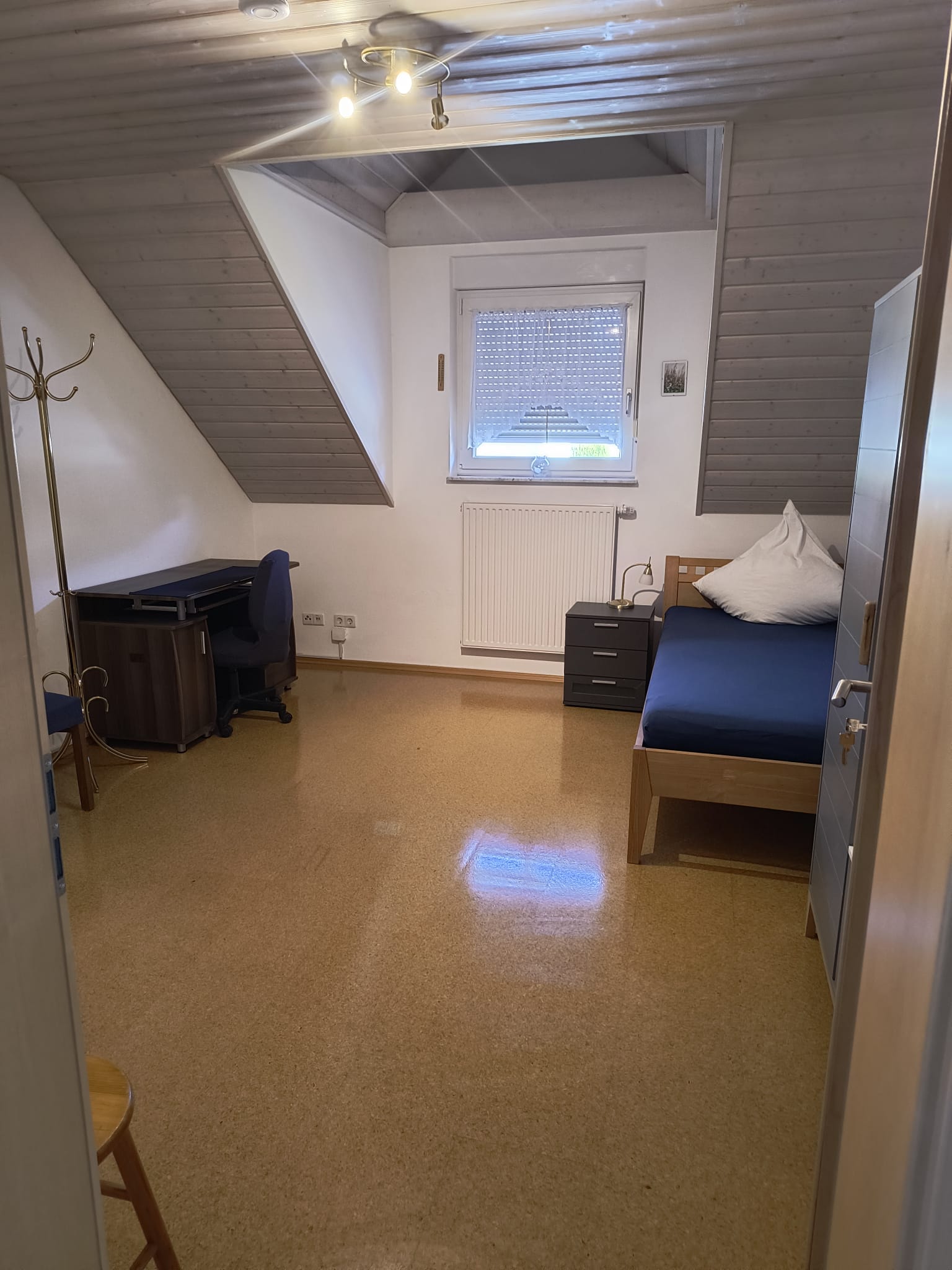 Schlafzimmer 2 – separates Einzelzimmer mit Schreibtisch, Fenster, Steckdosen, separater Zugang